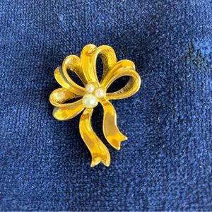 VINTAGE ESTATE SIGNED AVON GOLD TONE w PEARL center BOW 2 1/8" BROOCH!726K EUC